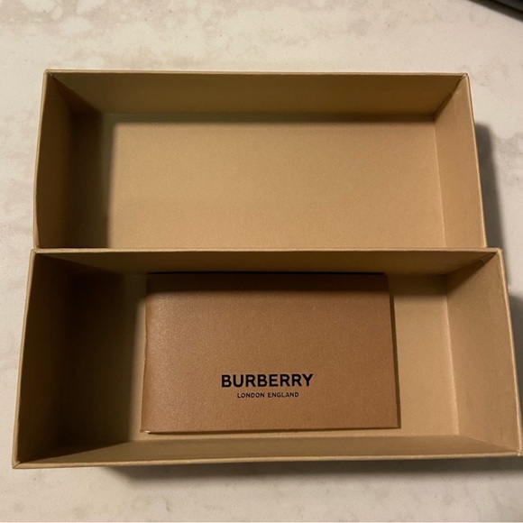 Burberry sunglasses - Picture 5 of 9
